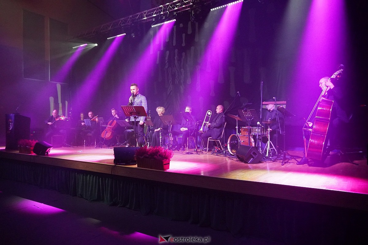 Dzień Nauczyciela w Ostrołęce. Wyróżnienia i koncert Najpiękniejsze melodie świata[16.10.2023] - zdjęcie #12 - eOstroleka.pl