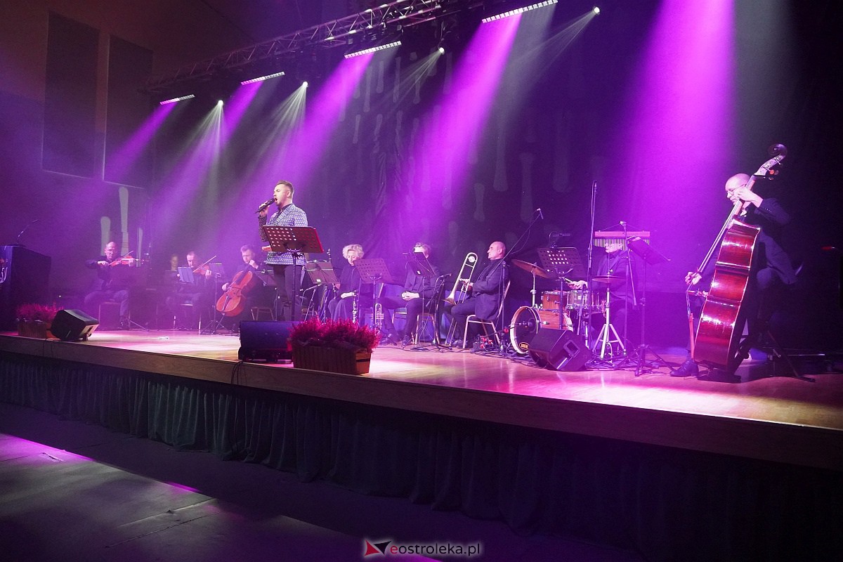 Dzień Nauczyciela w Ostrołęce. Wyróżnienia i koncert Najpiękniejsze melodie świata[16.10.2023] - zdjęcie #11 - eOstroleka.pl