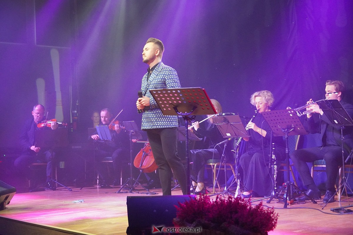 Dzień Nauczyciela w Ostrołęce. Wyróżnienia i koncert Najpiękniejsze melodie świata[16.10.2023] - zdjęcie #4 - eOstroleka.pl