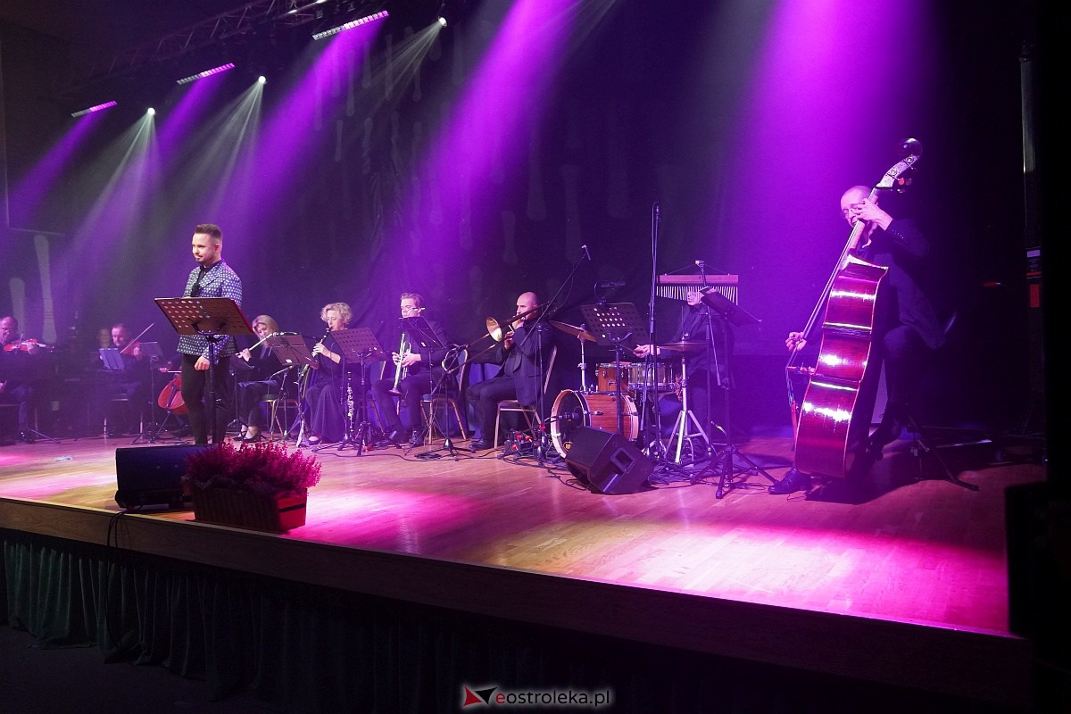 Dzień Nauczyciela w Ostrołęce. Wyróżnienia i koncert Najpiękniejsze melodie świata[16.10.2023] - zdjęcie #2 - eOstroleka.pl