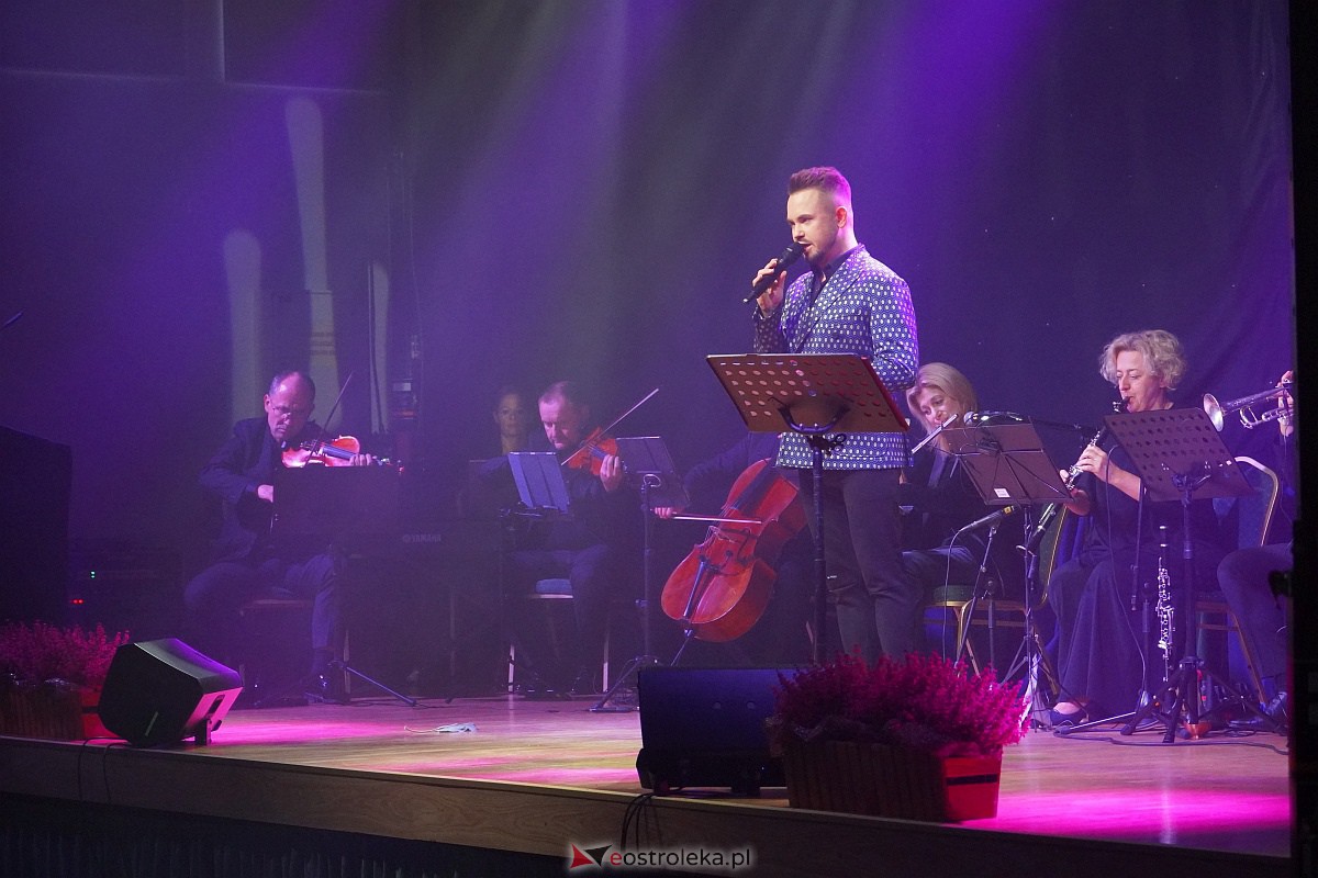 Dzień Nauczyciela w Ostrołęce. Wyróżnienia i koncert Najpiękniejsze melodie świata[16.10.2023] - zdjęcie #1 - eOstroleka.pl