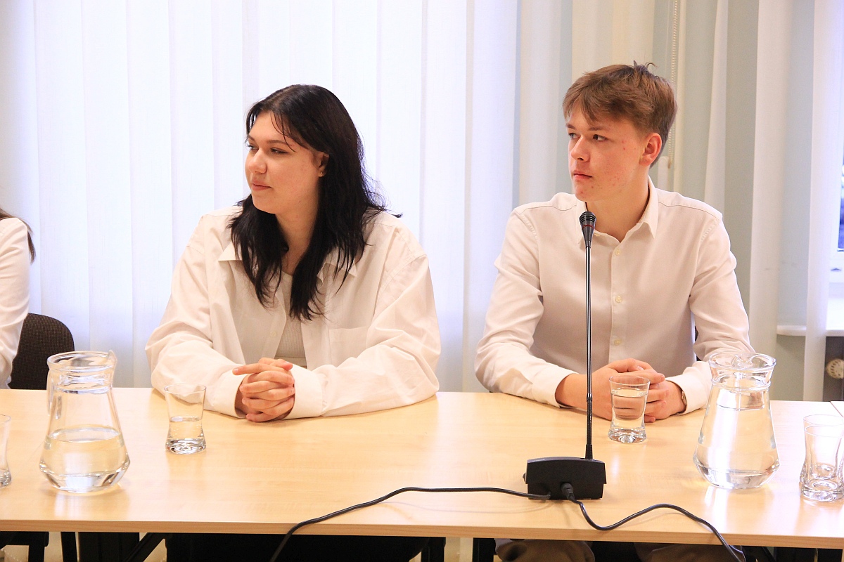 Ślubowanie Młodzieżowej Rady Miasta Ostrołęki III kadencji [17.10.2023] - zdjęcie #60 - eOstroleka.pl