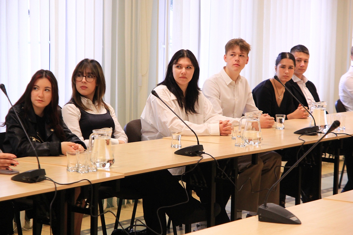 Ślubowanie Młodzieżowej Rady Miasta Ostrołęki III kadencji [17.10.2023] - zdjęcie #47 - eOstroleka.pl