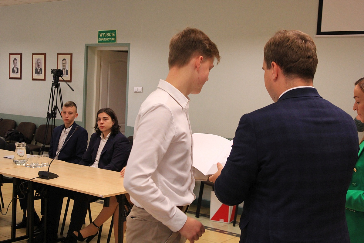 Ślubowanie Młodzieżowej Rady Miasta Ostrołęki III kadencji [17.10.2023] - zdjęcie #36 - eOstroleka.pl