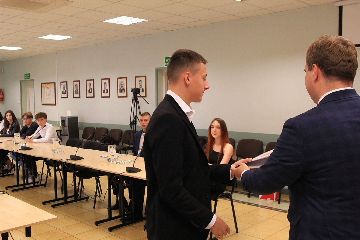 Ślubowanie Młodzieżowej Rady Miasta Ostrołęki III kadencji [17.10.2023] - zdjęcie #32 - eOstroleka.pl