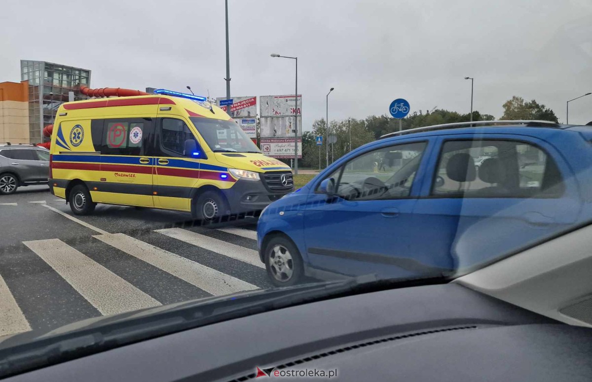 Wypadek na Witosa. Kobieta potrącona przez osobówkę [20.10.2023] - zdjęcie #5 - eOstroleka.pl