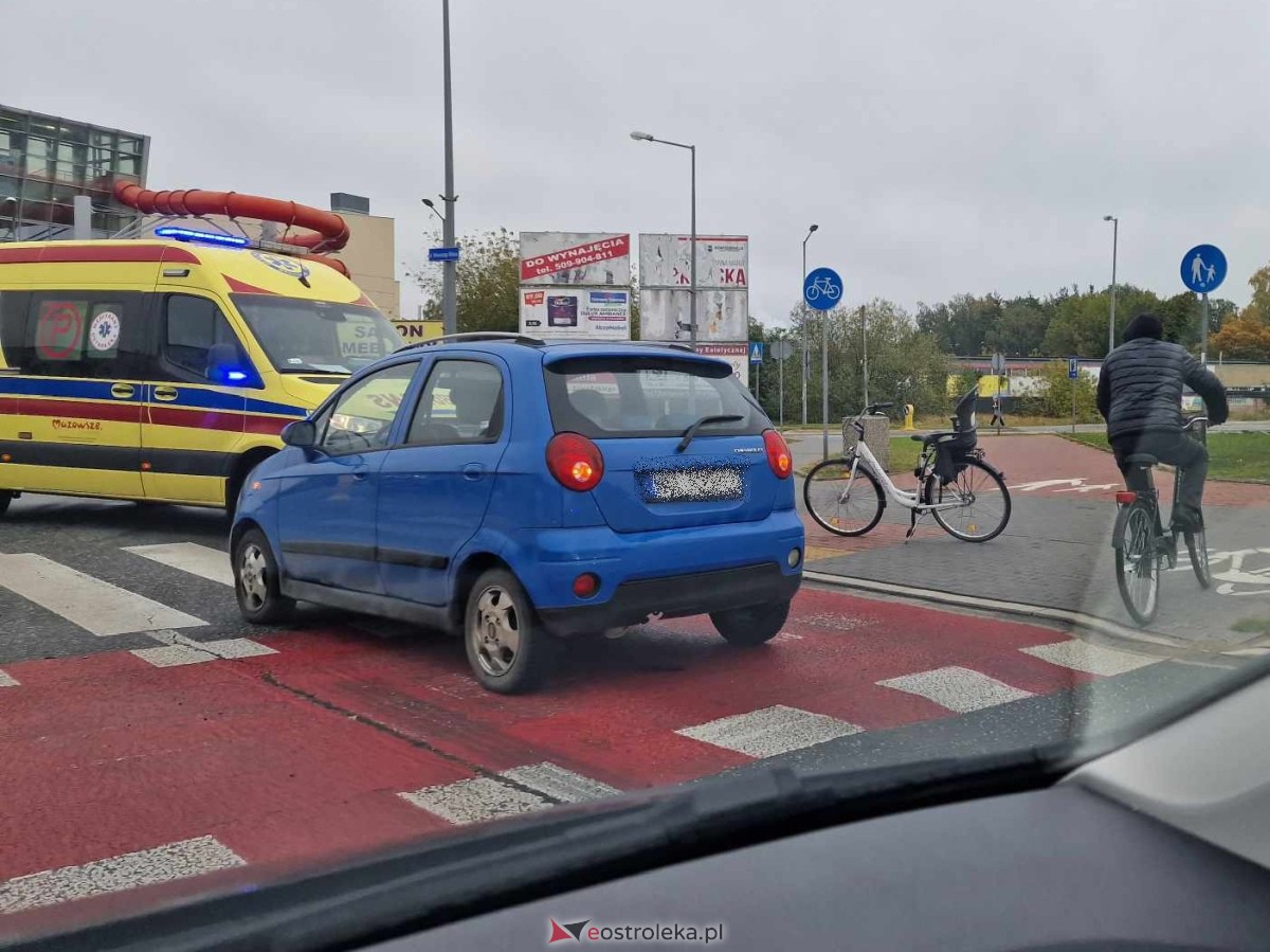 Wypadek na Witosa. Kobieta potrącona przez osobówkę [20.10.2023] - zdjęcie #4 - eOstroleka.pl