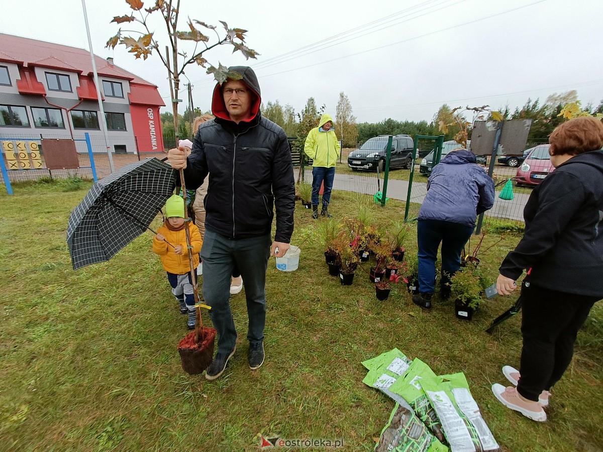 Zielenimy plac zabaw w Kamiance [21.10.2023] - zdjęcie #44 - eOstroleka.pl