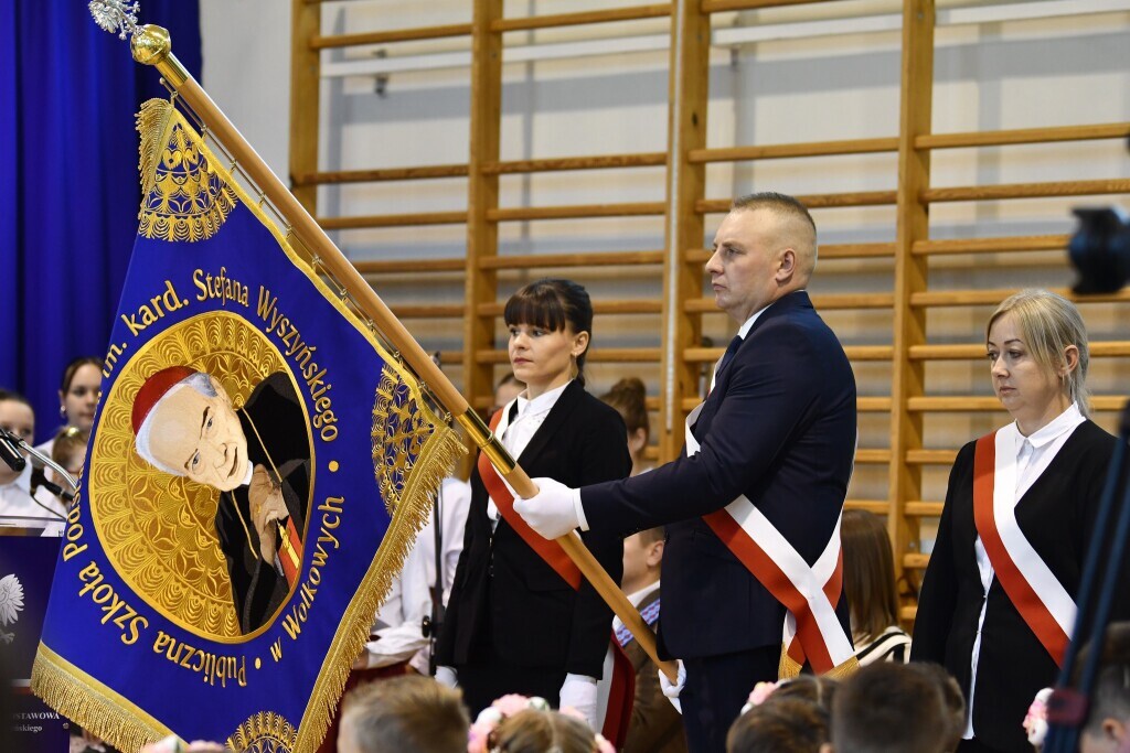 Szkoła w Wolkowych z patronem i sztandarem - zdjęcie #21 - eOstroleka.pl