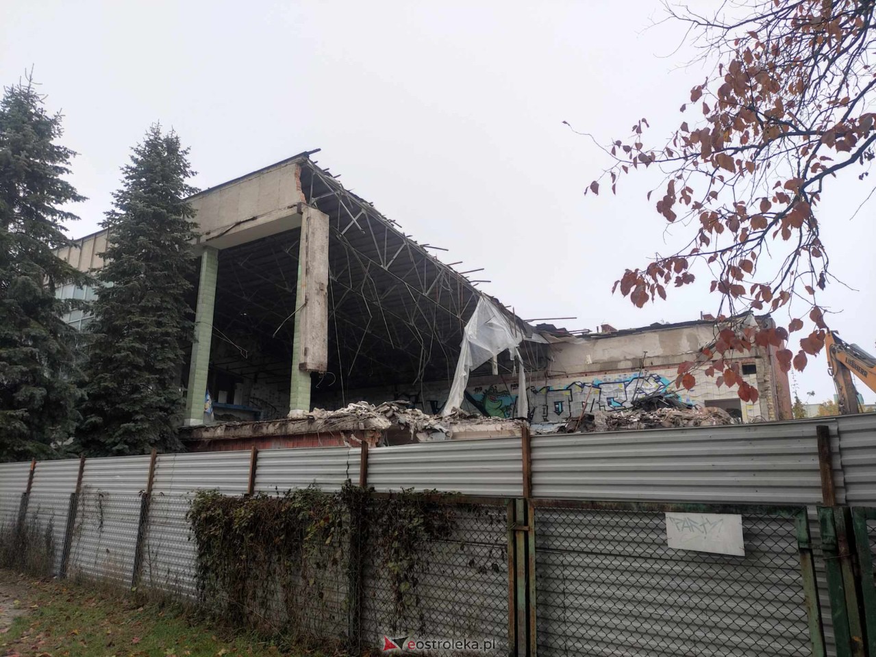 Trwa wyburzanie starego basenu w Ostrołęce [26.10.2023] - zdjęcie #2 - eOstroleka.pl