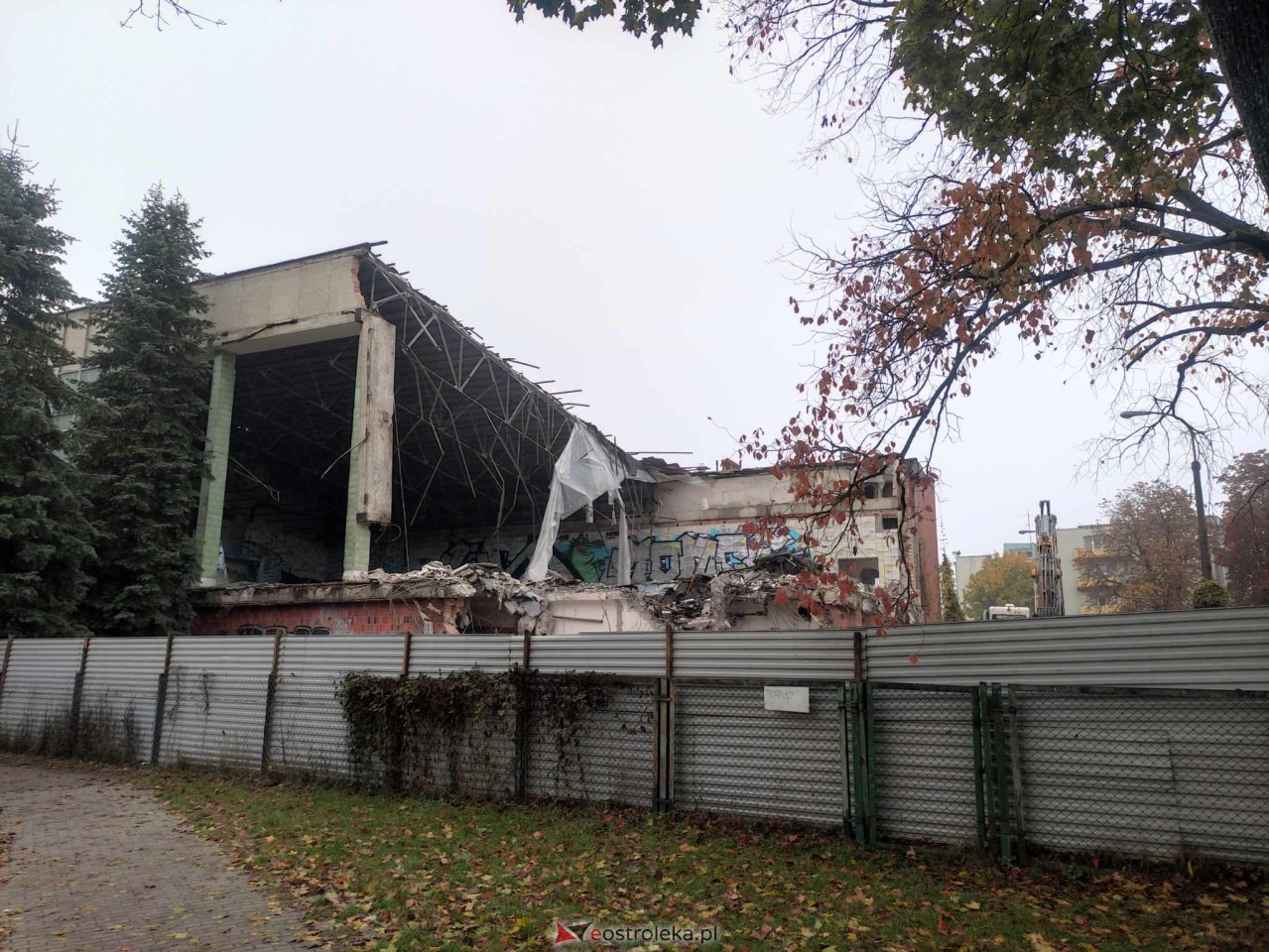 Trwa wyburzanie starego basenu w Ostrołęce [26.10.2023] - zdjęcie #3 - eOstroleka.pl