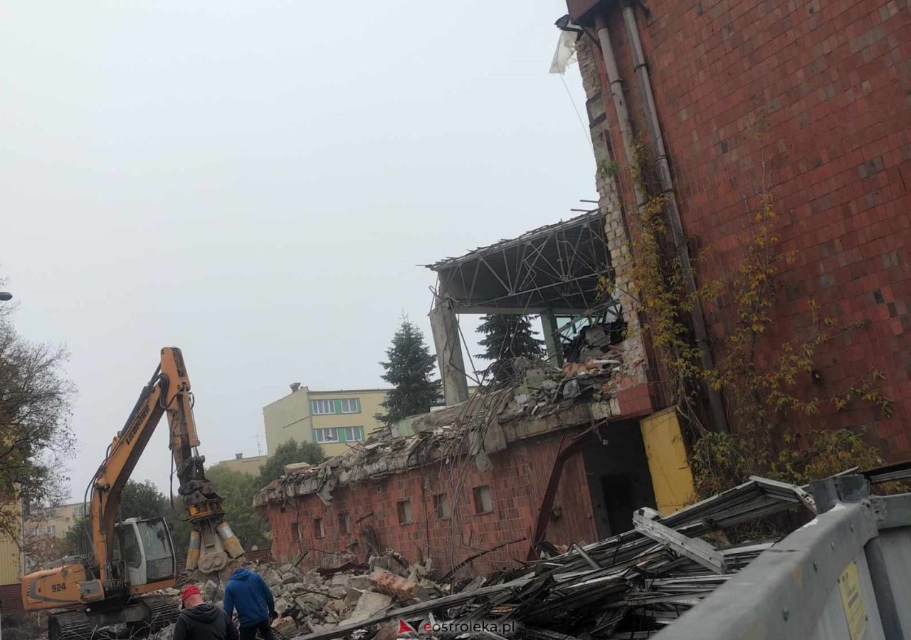 Trwa wyburzanie starego basenu w Ostrołęce [26.10.2023] - zdjęcie #10 - eOstroleka.pl