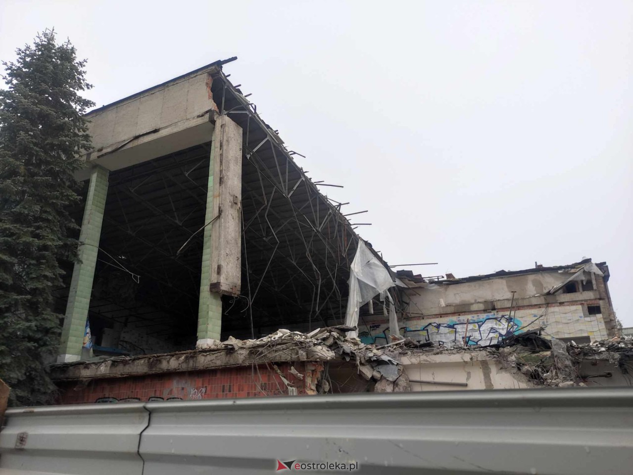 Trwa wyburzanie starego basenu w Ostrołęce [26.10.2023] - zdjęcie #8 - eOstroleka.pl