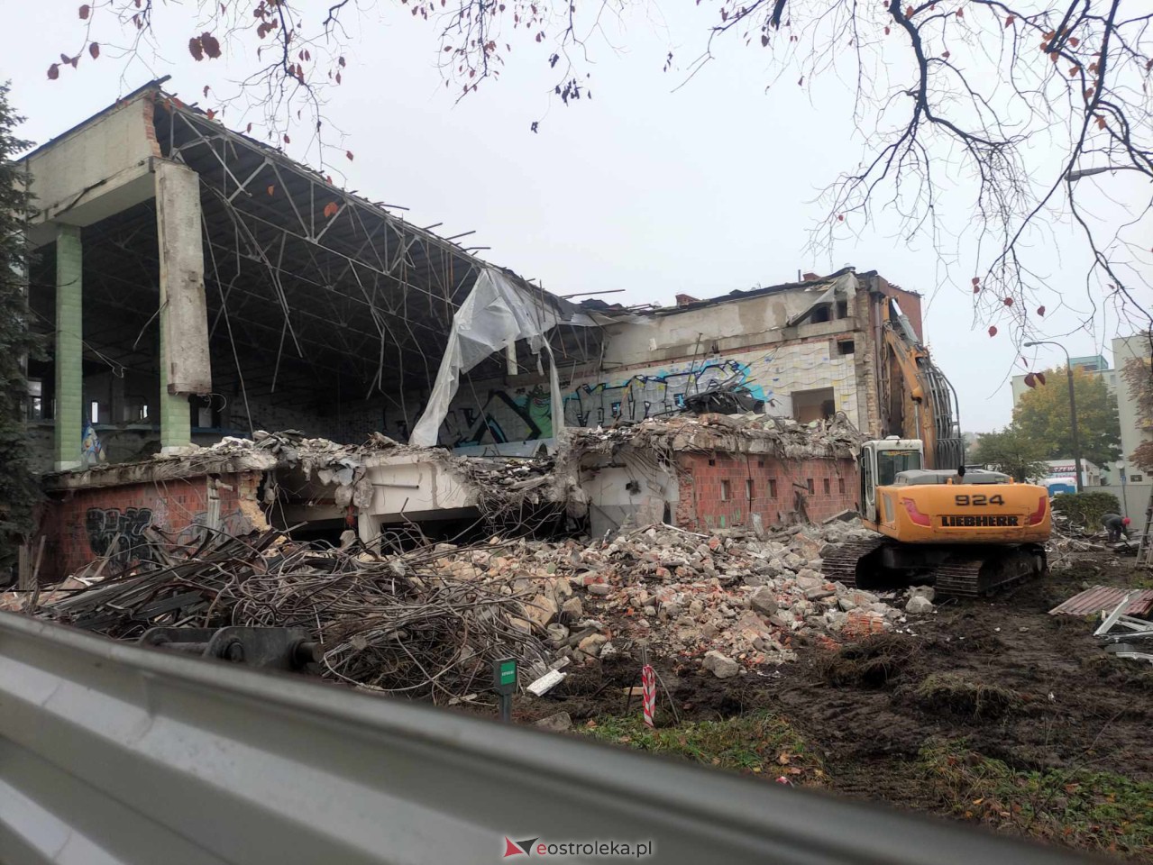 Trwa wyburzanie starego basenu w Ostrołęce [26.10.2023] - zdjęcie #7 - eOstroleka.pl