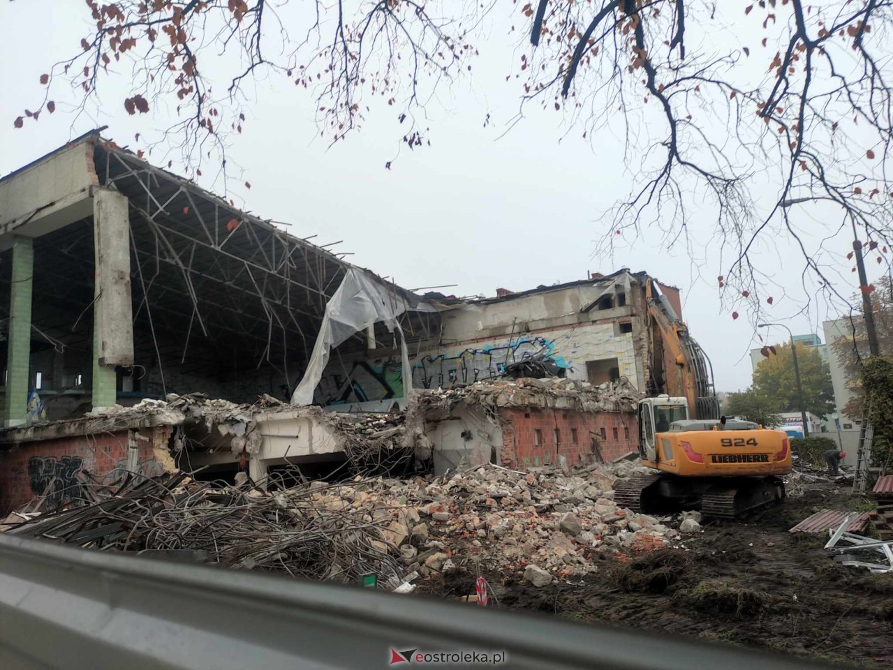 Trwa wyburzanie starego basenu w Ostrołęce [26.10.2023] - zdjęcie #2 - eOstroleka.pl