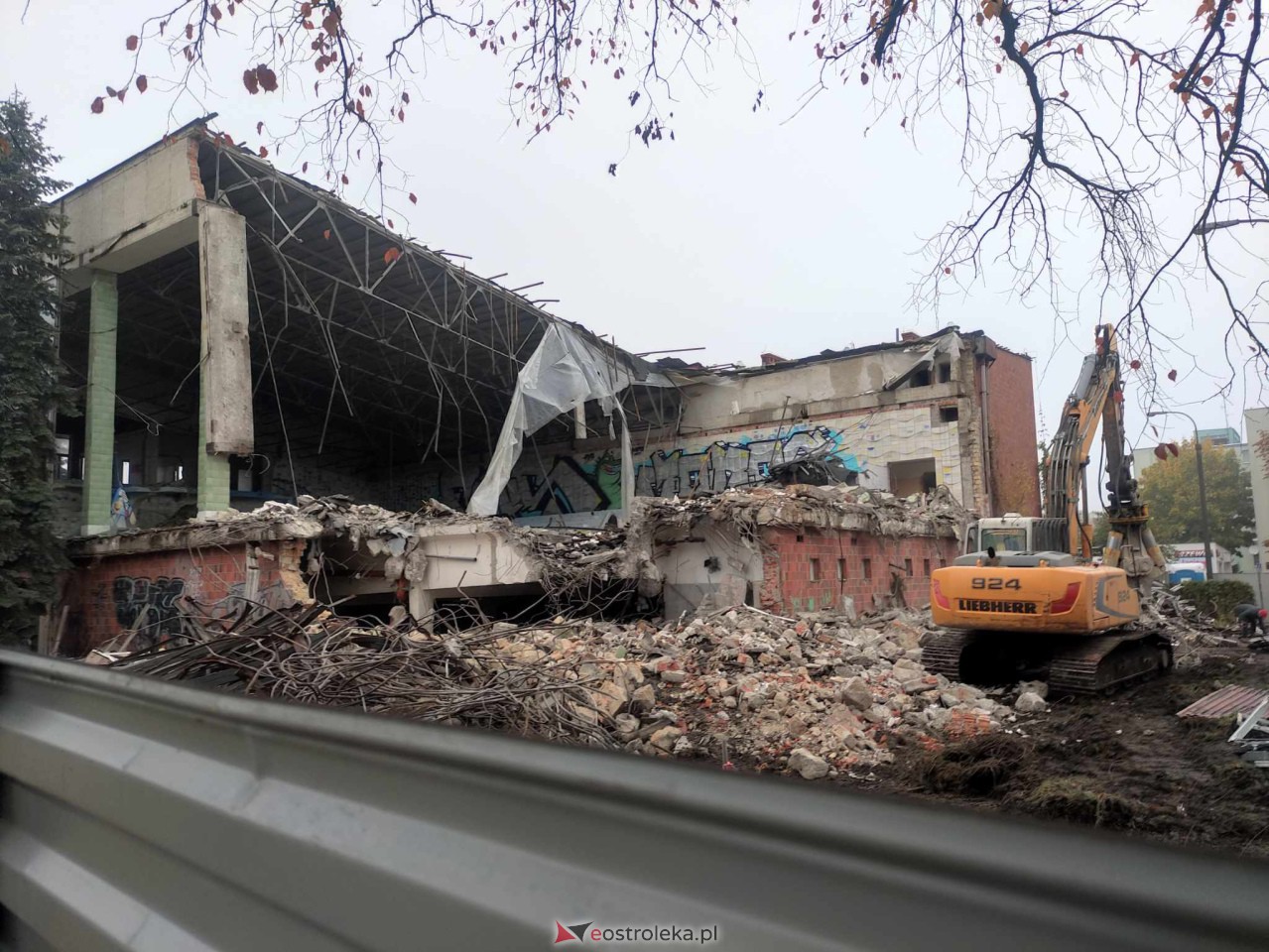 Trwa wyburzanie starego basenu w Ostrołęce [26.10.2023] - zdjęcie #1 - eOstroleka.pl