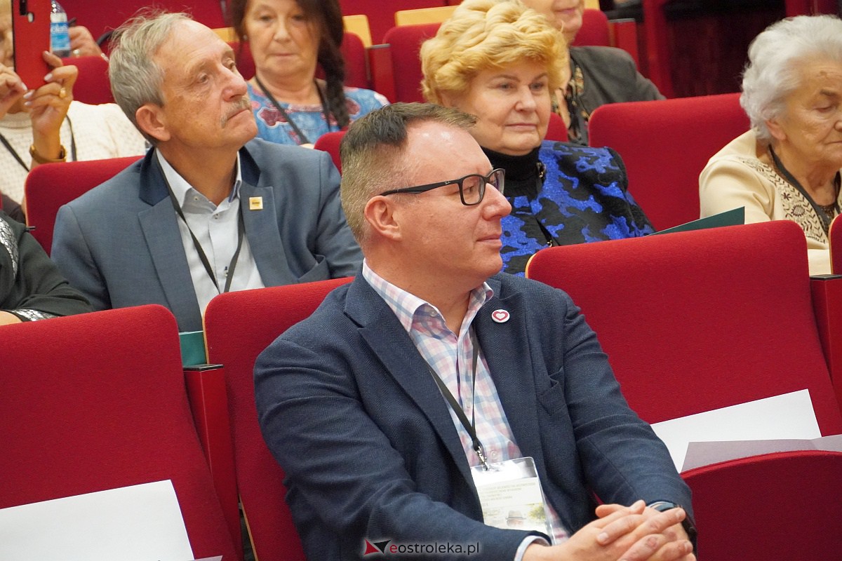 VIII Sejmik Senioralny Województwa Mazowieckiego poświęcony pozamedycznemu wymiarowi profilaktyki zdrowotnej oraz roli czasu wolnego seniora [26.10.2023] - zdjęcie #123 - eOstroleka.pl