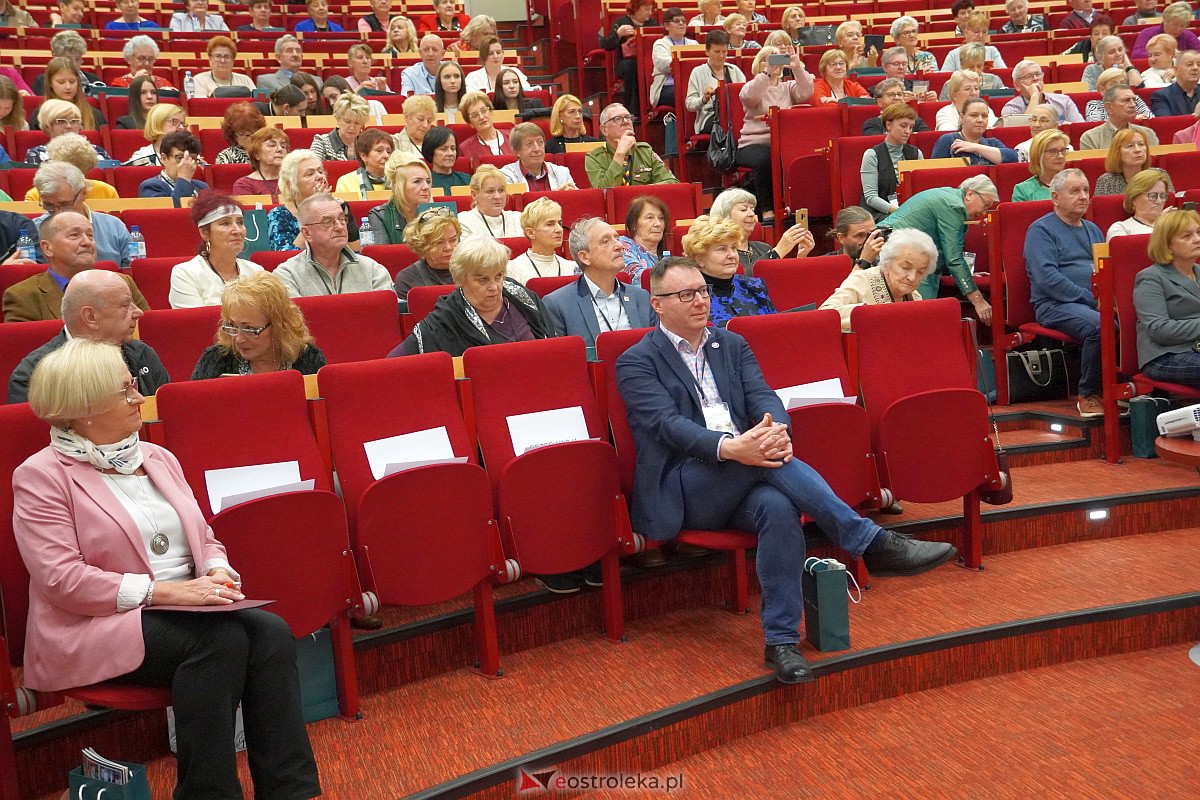 VIII Sejmik Senioralny Województwa Mazowieckiego poświęcony pozamedycznemu wymiarowi profilaktyki zdrowotnej oraz roli czasu wolnego seniora [26.10.2023] - zdjęcie #122 - eOstroleka.pl