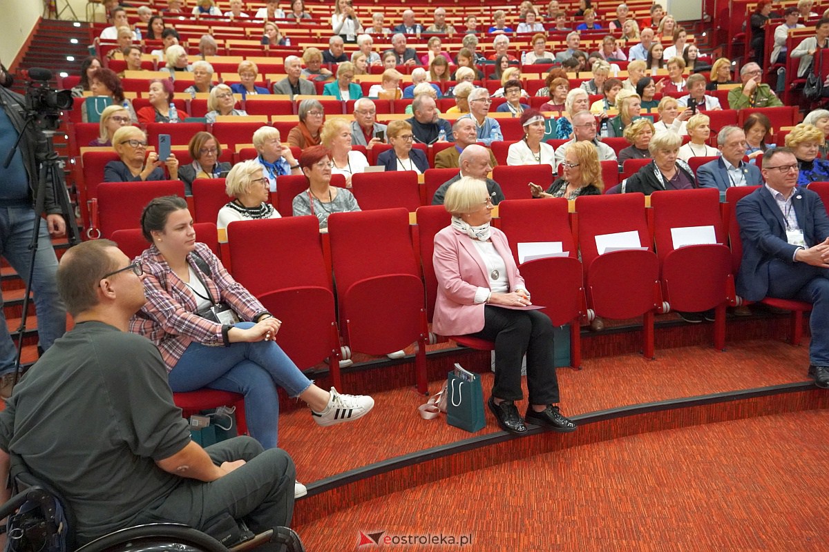 VIII Sejmik Senioralny Województwa Mazowieckiego poświęcony pozamedycznemu wymiarowi profilaktyki zdrowotnej oraz roli czasu wolnego seniora [26.10.2023] - zdjęcie #121 - eOstroleka.pl