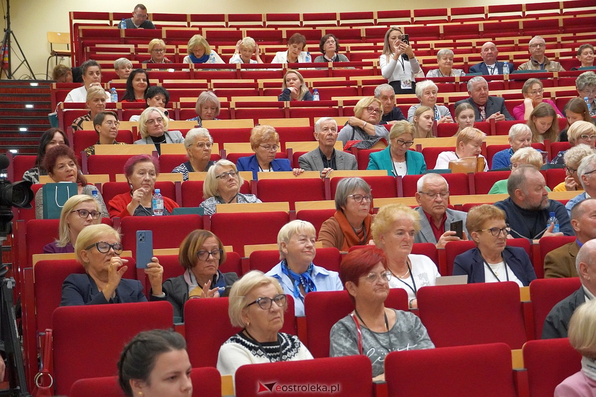 VIII Sejmik Senioralny Województwa Mazowieckiego poświęcony pozamedycznemu wymiarowi profilaktyki zdrowotnej oraz roli czasu wolnego seniora [26.10.2023] - zdjęcie #120 - eOstroleka.pl