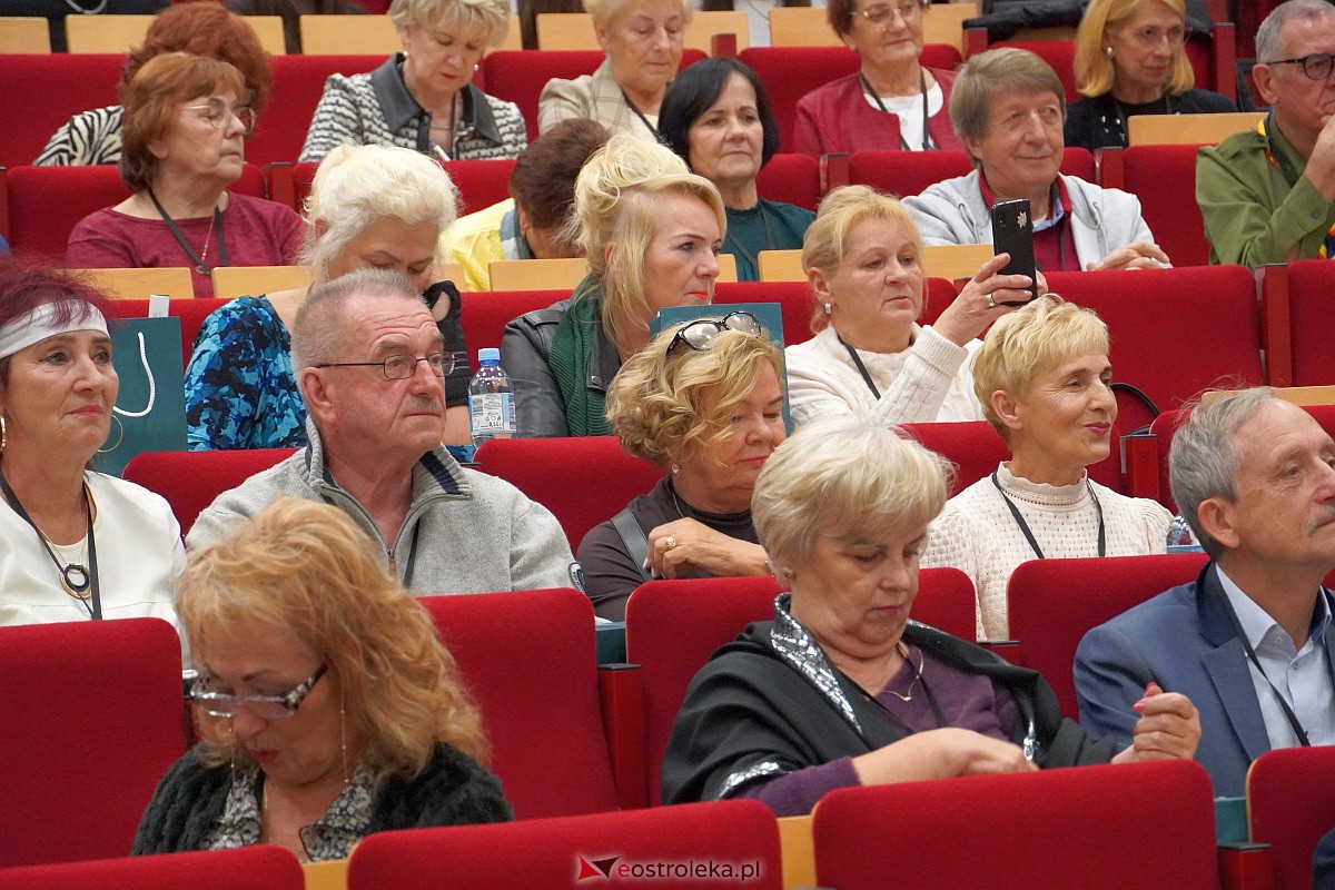 VIII Sejmik Senioralny Województwa Mazowieckiego poświęcony pozamedycznemu wymiarowi profilaktyki zdrowotnej oraz roli czasu wolnego seniora [26.10.2023] - zdjęcie #119 - eOstroleka.pl