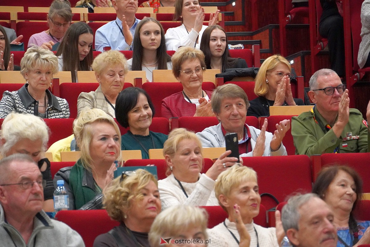 VIII Sejmik Senioralny Województwa Mazowieckiego poświęcony pozamedycznemu wymiarowi profilaktyki zdrowotnej oraz roli czasu wolnego seniora [26.10.2023] - zdjęcie #118 - eOstroleka.pl