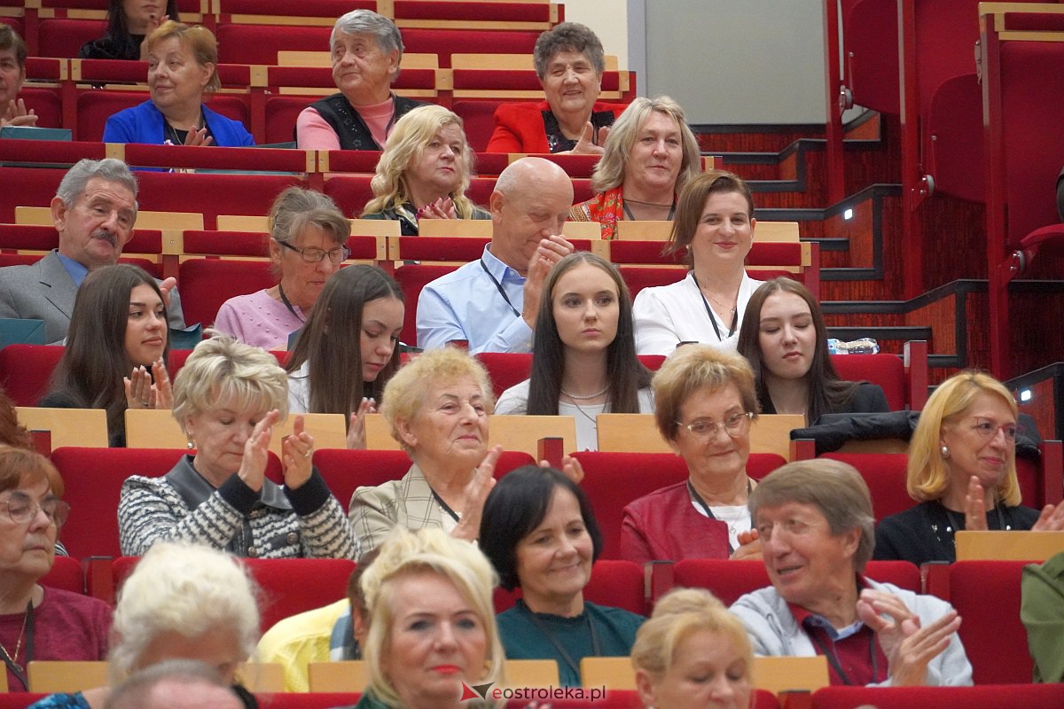 VIII Sejmik Senioralny Województwa Mazowieckiego poświęcony pozamedycznemu wymiarowi profilaktyki zdrowotnej oraz roli czasu wolnego seniora [26.10.2023] - zdjęcie #117 - eOstroleka.pl