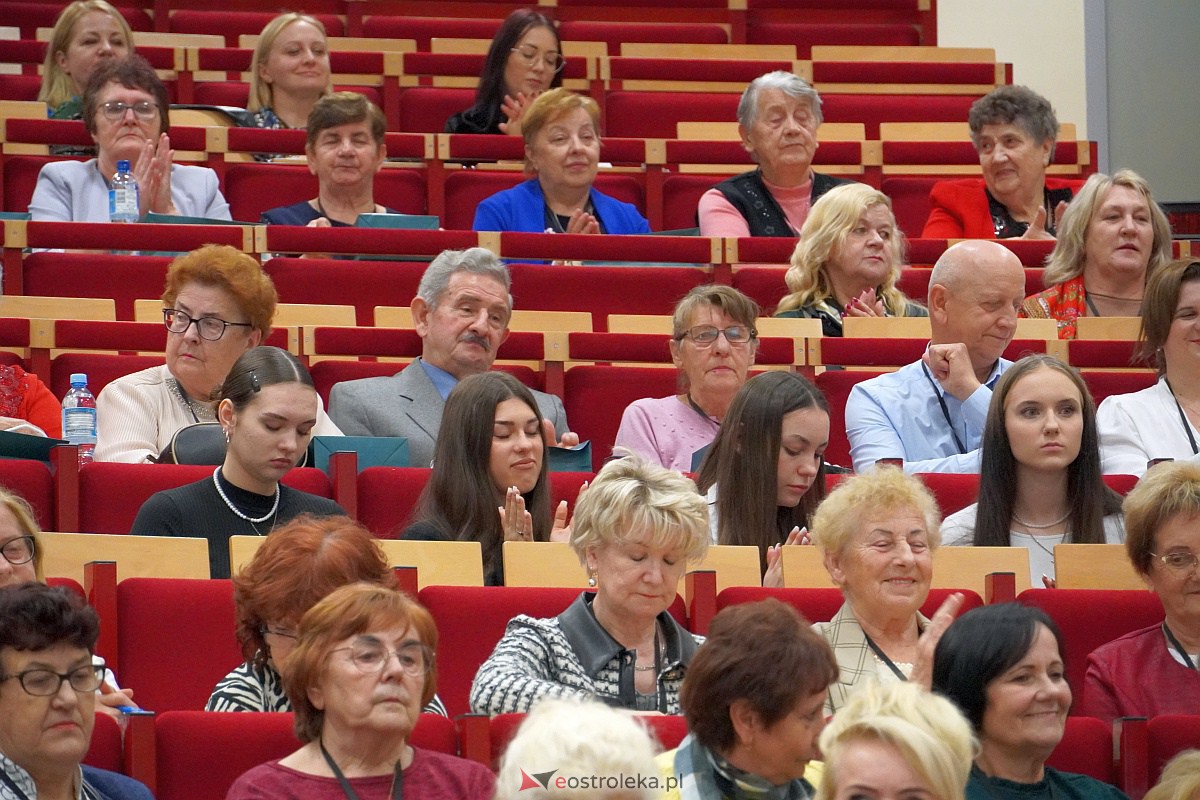 VIII Sejmik Senioralny Województwa Mazowieckiego poświęcony pozamedycznemu wymiarowi profilaktyki zdrowotnej oraz roli czasu wolnego seniora [26.10.2023] - zdjęcie #116 - eOstroleka.pl