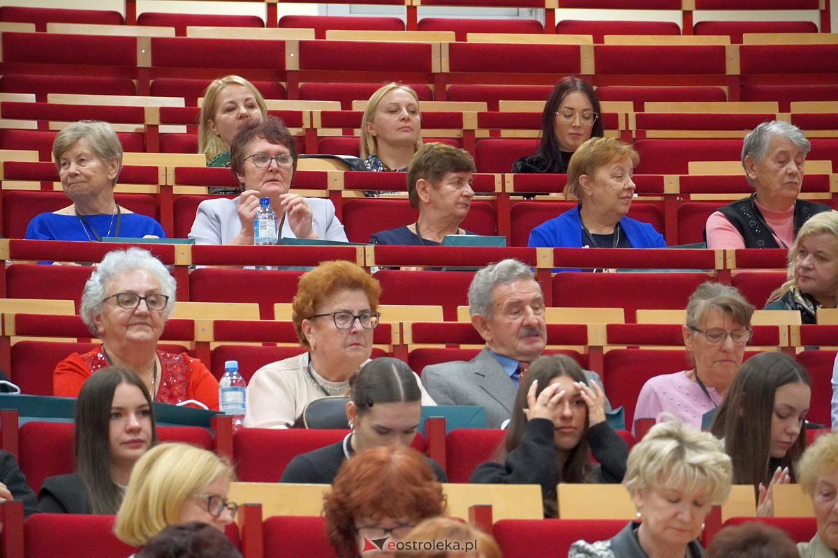 VIII Sejmik Senioralny Województwa Mazowieckiego poświęcony pozamedycznemu wymiarowi profilaktyki zdrowotnej oraz roli czasu wolnego seniora [26.10.2023] - zdjęcie #115 - eOstroleka.pl