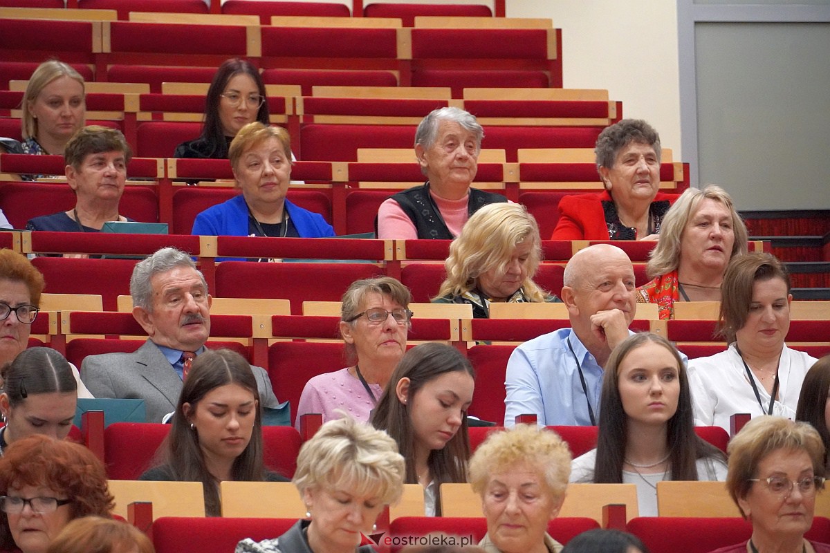 VIII Sejmik Senioralny Województwa Mazowieckiego poświęcony pozamedycznemu wymiarowi profilaktyki zdrowotnej oraz roli czasu wolnego seniora [26.10.2023] - zdjęcie #114 - eOstroleka.pl