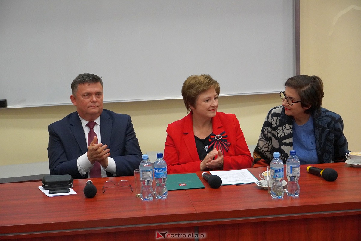 VIII Sejmik Senioralny Województwa Mazowieckiego poświęcony pozamedycznemu wymiarowi profilaktyki zdrowotnej oraz roli czasu wolnego seniora [26.10.2023] - zdjęcie #112 - eOstroleka.pl