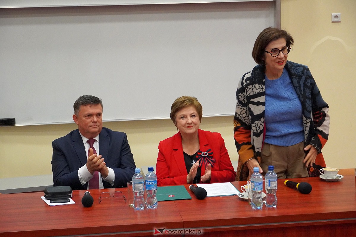 VIII Sejmik Senioralny Województwa Mazowieckiego poświęcony pozamedycznemu wymiarowi profilaktyki zdrowotnej oraz roli czasu wolnego seniora [26.10.2023] - zdjęcie #111 - eOstroleka.pl