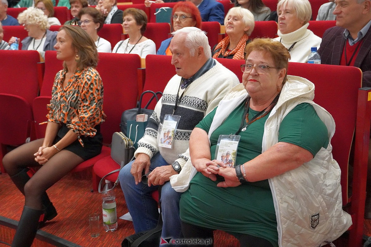 VIII Sejmik Senioralny Województwa Mazowieckiego poświęcony pozamedycznemu wymiarowi profilaktyki zdrowotnej oraz roli czasu wolnego seniora [26.10.2023] - zdjęcie #109 - eOstroleka.pl