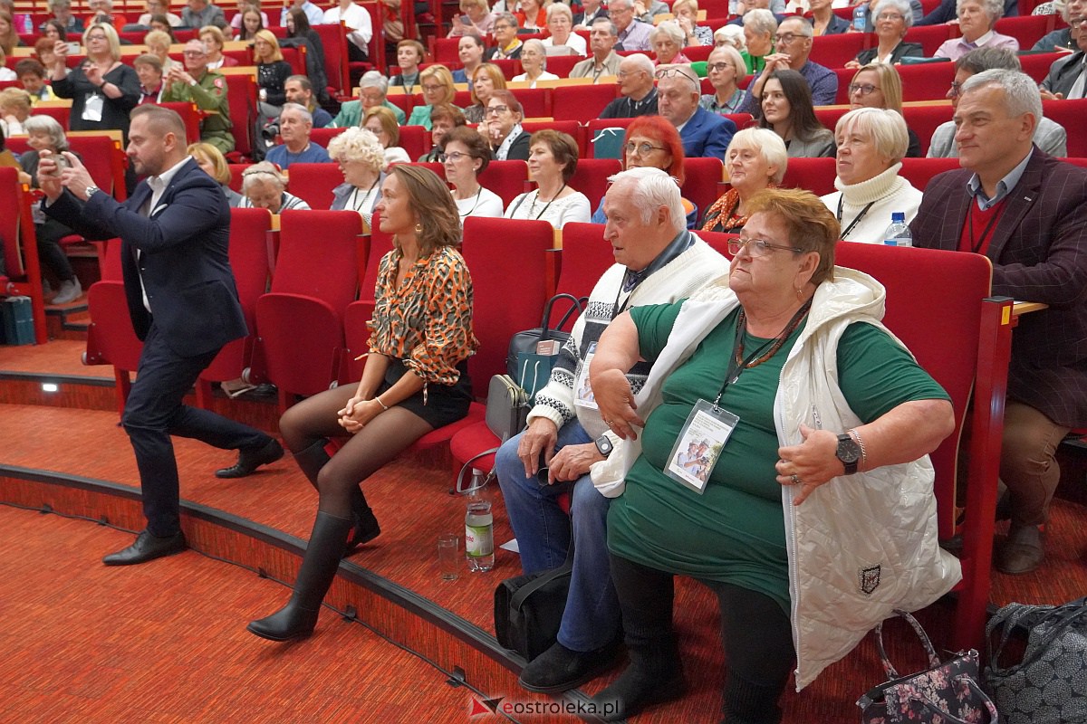 VIII Sejmik Senioralny Województwa Mazowieckiego poświęcony pozamedycznemu wymiarowi profilaktyki zdrowotnej oraz roli czasu wolnego seniora [26.10.2023] - zdjęcie #108 - eOstroleka.pl