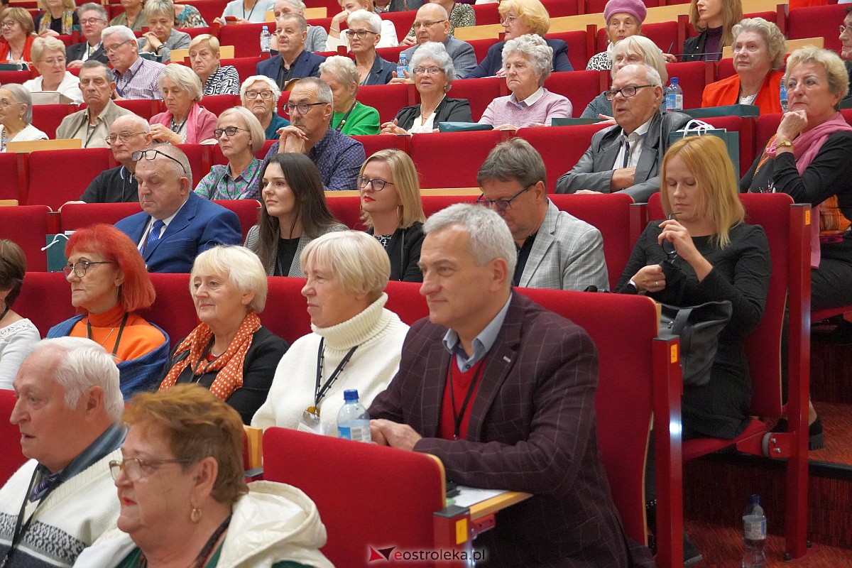 VIII Sejmik Senioralny Województwa Mazowieckiego poświęcony pozamedycznemu wymiarowi profilaktyki zdrowotnej oraz roli czasu wolnego seniora [26.10.2023] - zdjęcie #107 - eOstroleka.pl