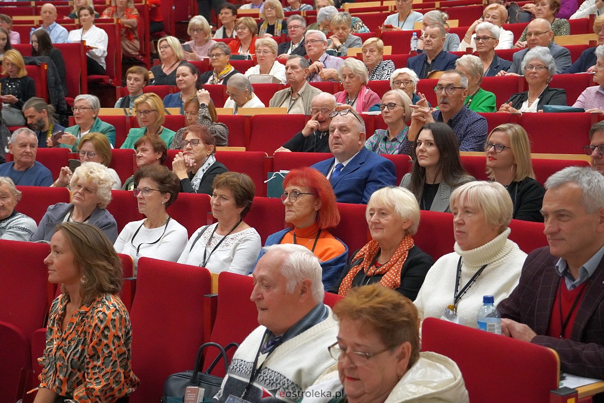 VIII Sejmik Senioralny Województwa Mazowieckiego poświęcony pozamedycznemu wymiarowi profilaktyki zdrowotnej oraz roli czasu wolnego seniora [26.10.2023] - zdjęcie #106 - eOstroleka.pl