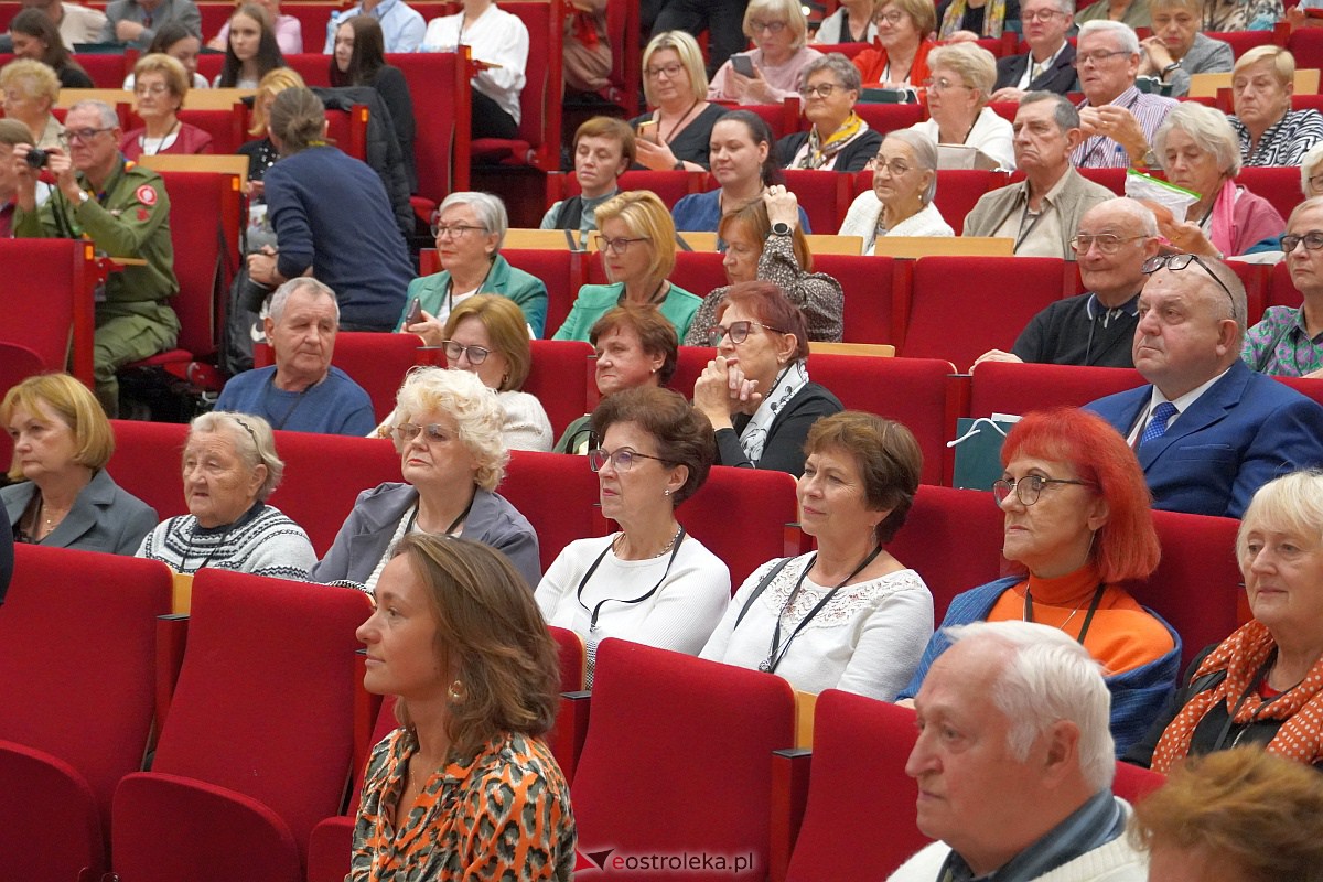 VIII Sejmik Senioralny Województwa Mazowieckiego poświęcony pozamedycznemu wymiarowi profilaktyki zdrowotnej oraz roli czasu wolnego seniora [26.10.2023] - zdjęcie #105 - eOstroleka.pl