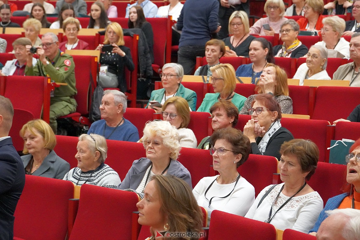 VIII Sejmik Senioralny Województwa Mazowieckiego poświęcony pozamedycznemu wymiarowi profilaktyki zdrowotnej oraz roli czasu wolnego seniora [26.10.2023] - zdjęcie #104 - eOstroleka.pl