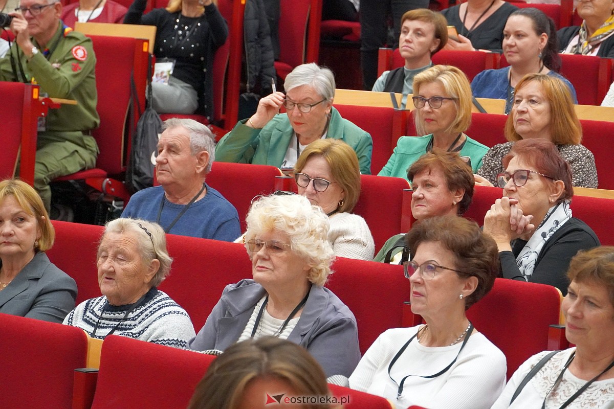 VIII Sejmik Senioralny Województwa Mazowieckiego poświęcony pozamedycznemu wymiarowi profilaktyki zdrowotnej oraz roli czasu wolnego seniora [26.10.2023] - zdjęcie #103 - eOstroleka.pl