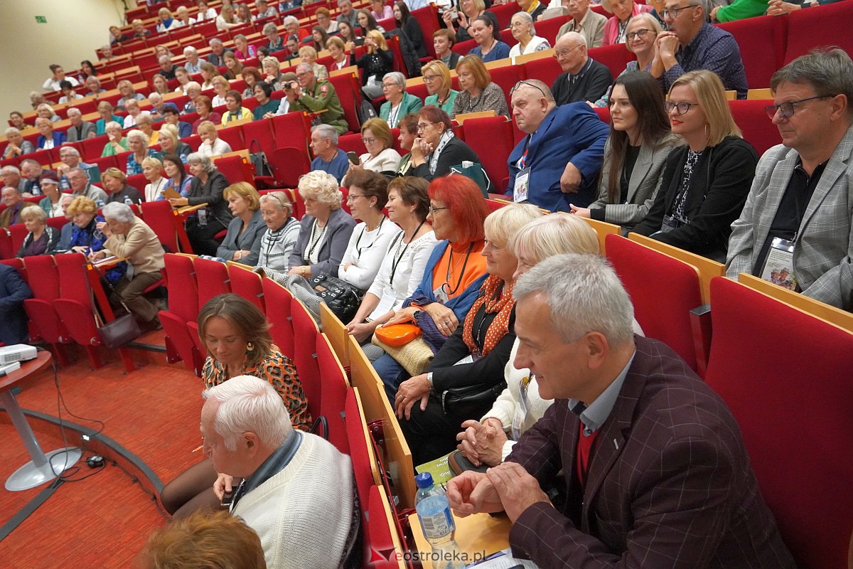 VIII Sejmik Senioralny Województwa Mazowieckiego poświęcony pozamedycznemu wymiarowi profilaktyki zdrowotnej oraz roli czasu wolnego seniora [26.10.2023] - zdjęcie #102 - eOstroleka.pl