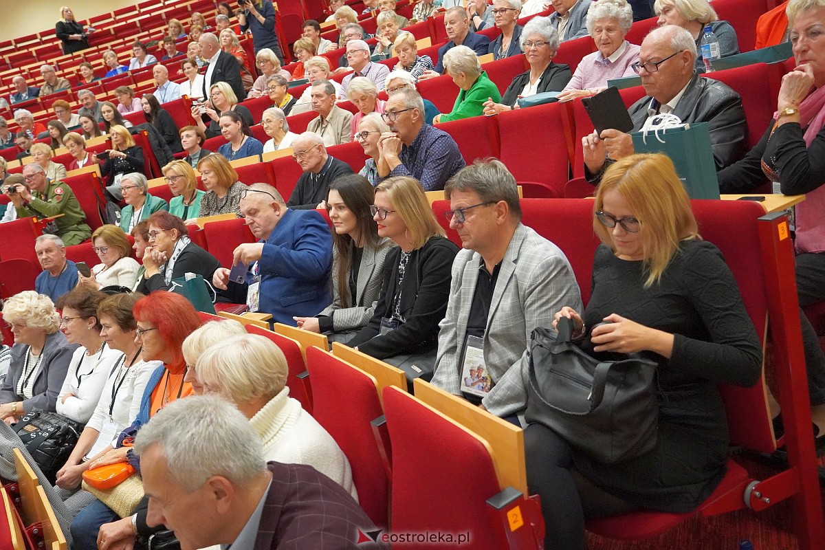 VIII Sejmik Senioralny Województwa Mazowieckiego poświęcony pozamedycznemu wymiarowi profilaktyki zdrowotnej oraz roli czasu wolnego seniora [26.10.2023] - zdjęcie #101 - eOstroleka.pl