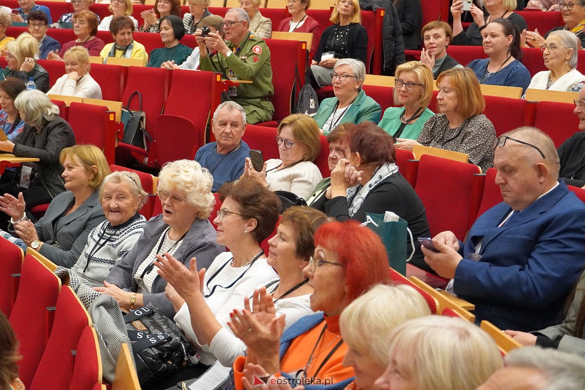 VIII Sejmik Senioralny Województwa Mazowieckiego poświęcony pozamedycznemu wymiarowi profilaktyki zdrowotnej oraz roli czasu wolnego seniora [26.10.2023] - zdjęcie #100 - eOstroleka.pl