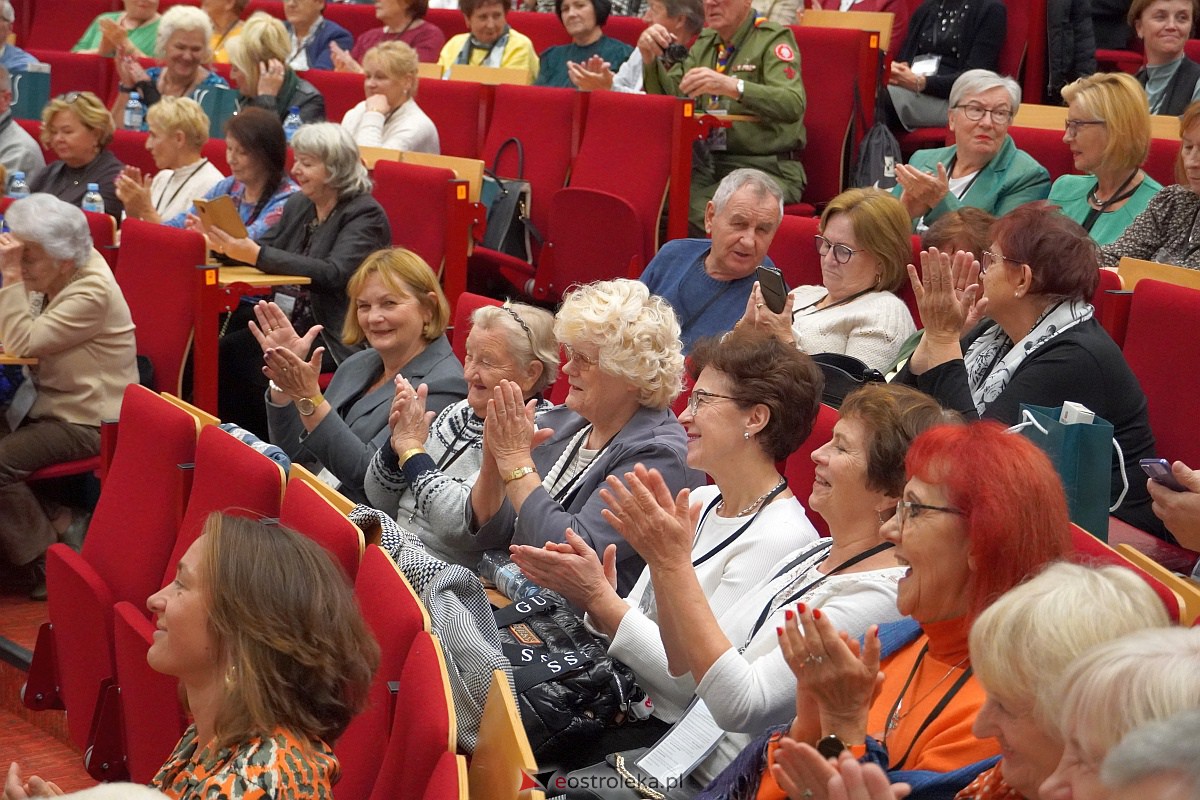 VIII Sejmik Senioralny Województwa Mazowieckiego poświęcony pozamedycznemu wymiarowi profilaktyki zdrowotnej oraz roli czasu wolnego seniora [26.10.2023] - zdjęcie #99 - eOstroleka.pl