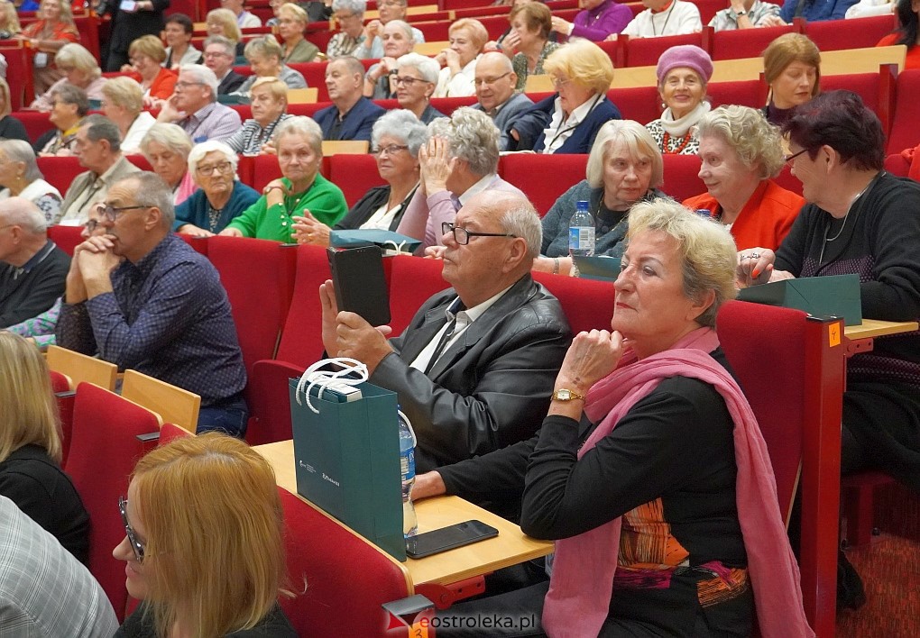 VIII Sejmik Senioralny Województwa Mazowieckiego poświęcony pozamedycznemu wymiarowi profilaktyki zdrowotnej oraz roli czasu wolnego seniora [26.10.2023] - zdjęcie #98 - eOstroleka.pl