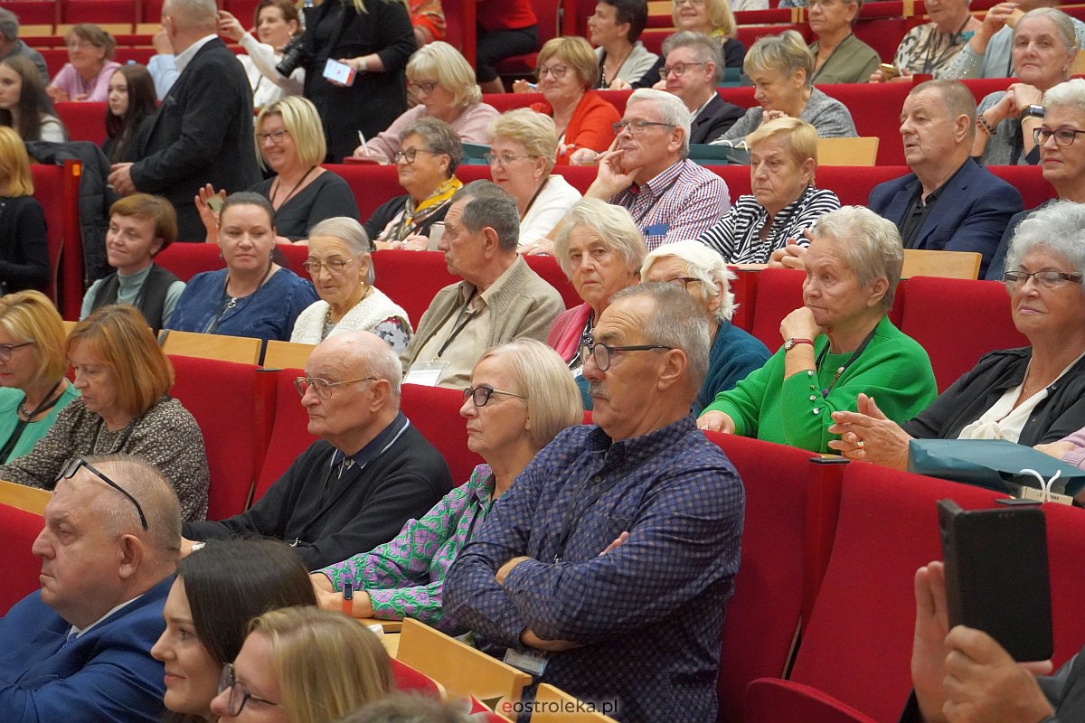 VIII Sejmik Senioralny Województwa Mazowieckiego poświęcony pozamedycznemu wymiarowi profilaktyki zdrowotnej oraz roli czasu wolnego seniora [26.10.2023] - zdjęcie #97 - eOstroleka.pl