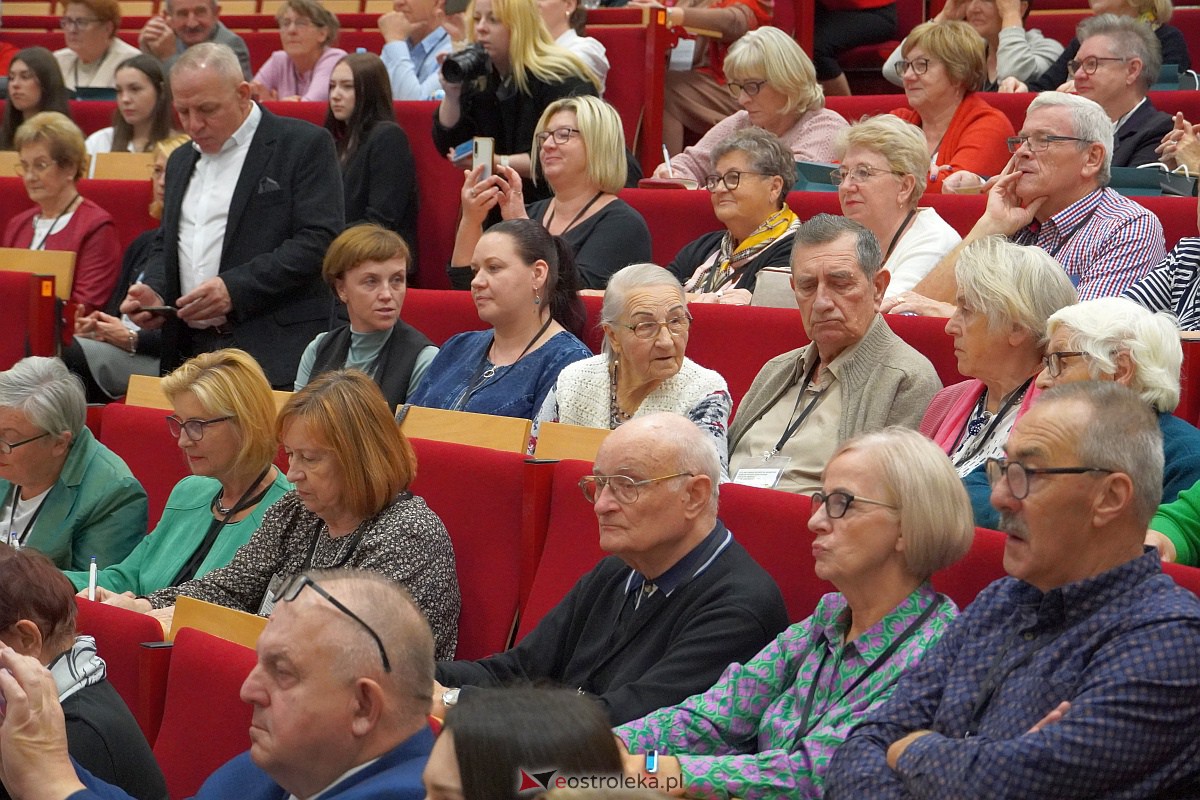 VIII Sejmik Senioralny Województwa Mazowieckiego poświęcony pozamedycznemu wymiarowi profilaktyki zdrowotnej oraz roli czasu wolnego seniora [26.10.2023] - zdjęcie #96 - eOstroleka.pl