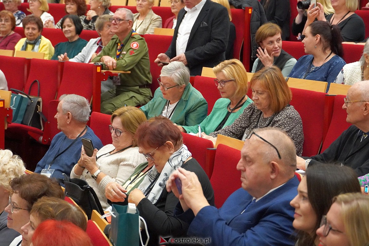 VIII Sejmik Senioralny Województwa Mazowieckiego poświęcony pozamedycznemu wymiarowi profilaktyki zdrowotnej oraz roli czasu wolnego seniora [26.10.2023] - zdjęcie #95 - eOstroleka.pl