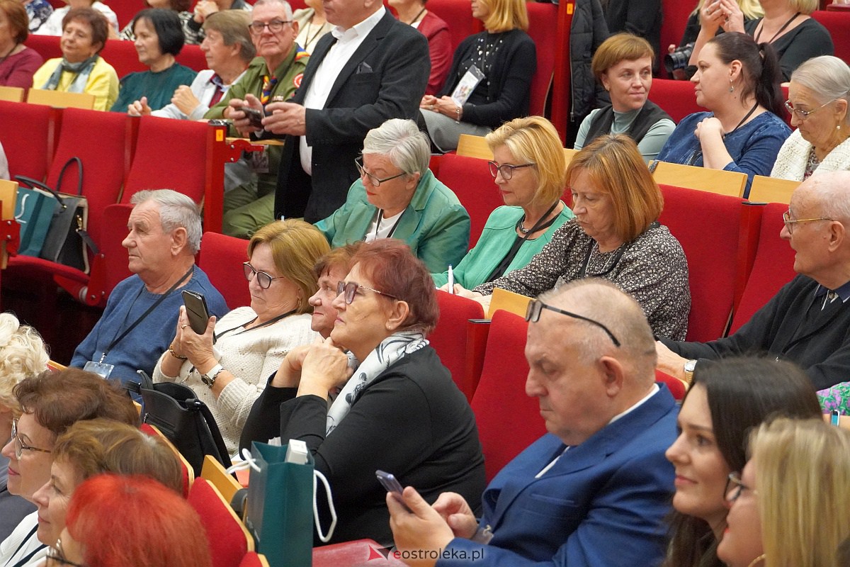 VIII Sejmik Senioralny Województwa Mazowieckiego poświęcony pozamedycznemu wymiarowi profilaktyki zdrowotnej oraz roli czasu wolnego seniora [26.10.2023] - zdjęcie #94 - eOstroleka.pl