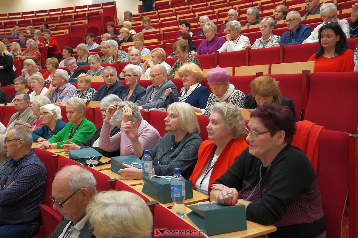 VIII Sejmik Senioralny Województwa Mazowieckiego poświęcony pozamedycznemu wymiarowi profilaktyki zdrowotnej oraz roli czasu wolnego seniora [26.10.2023] - zdjęcie #93 - eOstroleka.pl