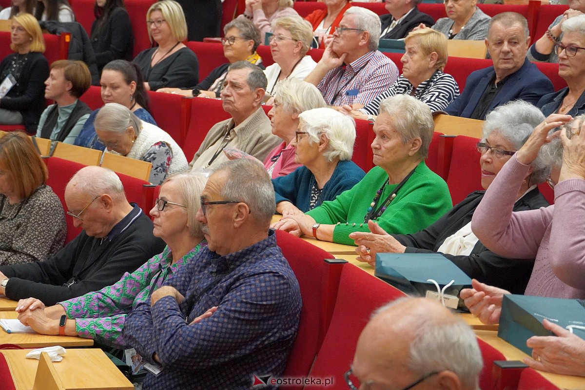 VIII Sejmik Senioralny Województwa Mazowieckiego poświęcony pozamedycznemu wymiarowi profilaktyki zdrowotnej oraz roli czasu wolnego seniora [26.10.2023] - zdjęcie #92 - eOstroleka.pl